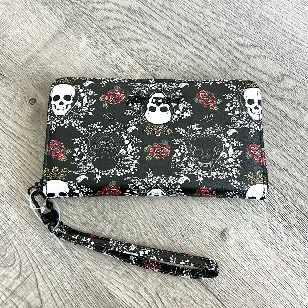Betsey Johnson XOZIPPP Wallet - Skulls/Flowers - Black